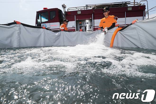 제주시 구좌읍 한동리에서 소방대원이 농업용수를 지원하고 있는 모습. / 뉴스1