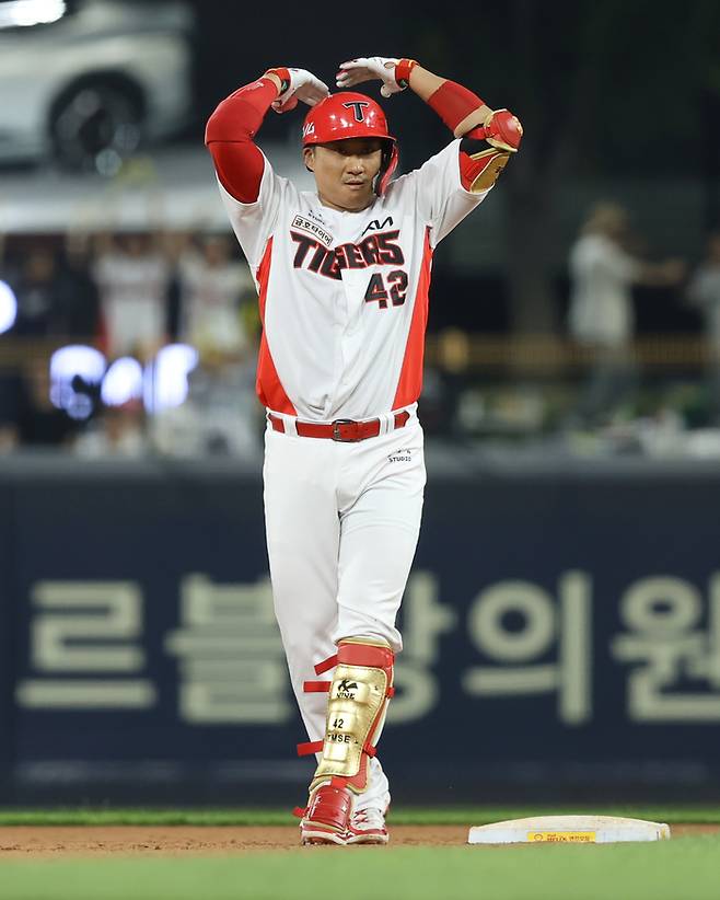 김태군이 2루에 안착한 뒤 세리머니를 펼치고 있다. 사진 | KIA 타이거즈