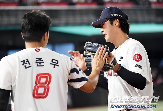 한 단계 더 성장한 후배 이민석을 가장 먼저 반기 캡틴 전준우.