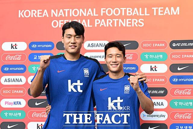 2025 동아시아축구연맹(EAFF) E-1 챔피언십(동아시안컵) 남자 대표팀 이호재(왼쪽)와 이태석이 3일 오후 경기도 성남시 성남종합운동장에서 훈련 전 포즈를 취하고 있다./성남종합운동장=남용희 기자