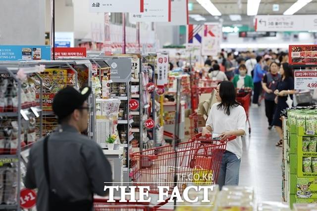 6월 소비자물가가 116.31로 전년 동월 대비 2.2% 상승한 가운데 서울 한 대형마트에서 시민들이 장을 보고 있다. /뉴시스