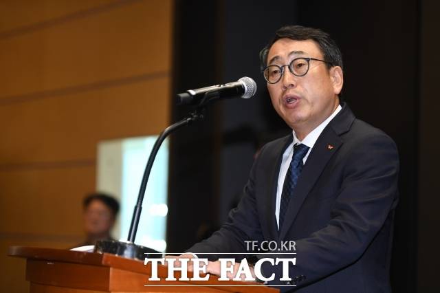 유영상 SK텔레콤 대표이사가 지난 5월25일 서울 중구 SKT타워에서 긴급 기자회견을 열고 SK텔레콤 이용자 유심(USIM) 정보가 해커 공격으로 유출된 것과 관련해 사과하고 있다. /장윤석 기자