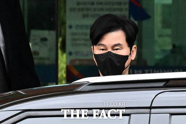 해외에서 명품 시계를 선물받고 세관에 신고하지 않은 혐의로 기소된 양현석 YG엔터테인먼트 총괄 프로듀서가 4일 오후 서울 마포구 서울서부지법에서 열린 공판을 마치고 차량에 탑승하고 있다. /서예원 기자