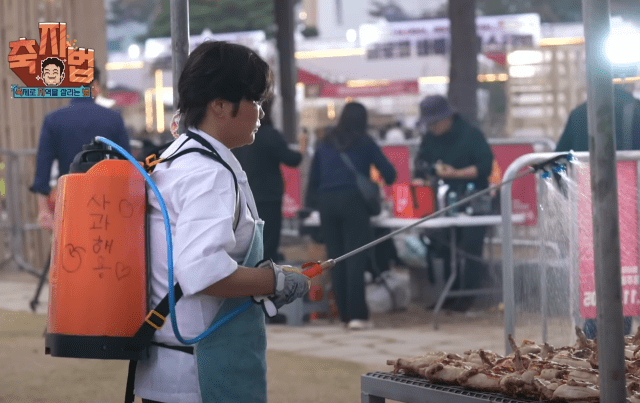 백종원 공식 유튜브 채널에 등장한 농약통으로 사과주스를 뿌리는 장면
