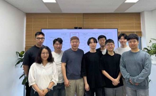 (왼쪽부터) 손영준 박사과정, 소연경 박사과정, 박찬우 석사과정, 이재진 교수(연구책임자), 김진표 박사과정, 석지헌 박사과정, 조경제 박사과정, 박종원 석사과정, 김종민 박사과정 등 연구팀 구성원들이 기념촬영을 하고 있다. 서울대 이재진 교수 연구팀 제공