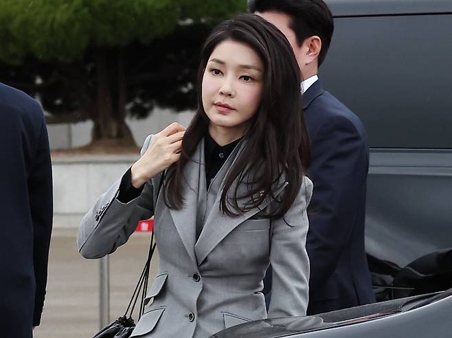 2023년 12월 윤석열 대통령과 네덜란드를 국빈 방문하는 김건희 여사가 경기 성남 서울공항에 도착해 이동하고 있다. /연합뉴스