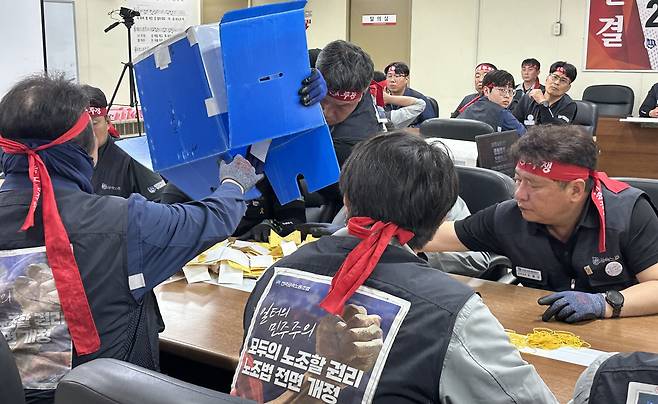 (울산=뉴스1) 조민주 기자 = 4일 울산시 동구 HD현대중공업 노동조합 지부 대회의실에서 파업 찬반투표 개표가 진행되고 있다. 투표 결과 전체 조합원 7539명 중 5050명(66.96%)이 투표에 참여해 이 중 4828명(투표자 대비 95.60%, 재적 대비 64.04%)이 찬성해 파업이 가결됐다. (금속노동조합 현대중공업 지부 제공. 재판매 및 DB 금지) 2025.7.4/뉴스1