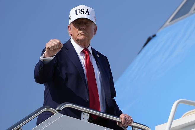 도널드 트럼프 대통령이 3일(현지 시간) 메릴랜드주 앤드루스합동기지에서 대통령 전용기에 탑승하고 있다. 2025.07.04 앤드루스합동기지=AP 뉴시스