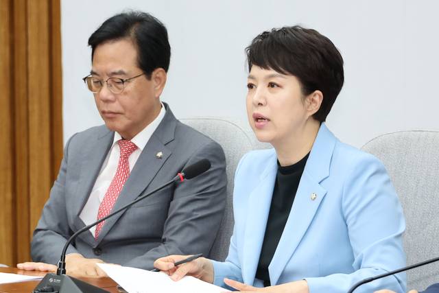 김은혜 국민의힘 원내정책수석부대표(오른쪽)가 20일 서울 여의도 국회에서 열린 원내대책회의에서 발언하고 있다. 연합뉴스.