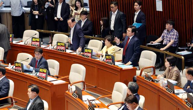 30일 국회에서 열린 예산결산특별위원회 전체회의에서 국민의힘 의원들이 회의진행에 항의하며 퇴장하고 있다. 김경호 선임기자 jijae@hani.co.kr