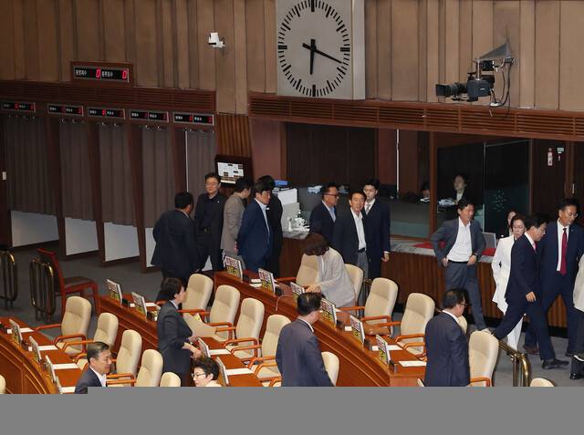 4일 국회 본회의장에서 본회의 개의가 지연되자 국민의힘 의원들이 밖으로 나서고 있다. 연합뉴스