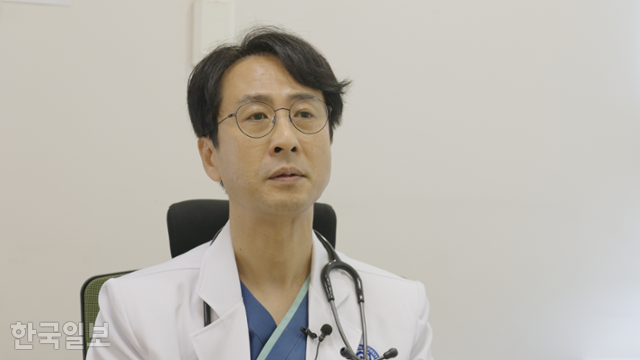 박중철 연세암병원 완화의료센터 교수가 6월 본보와 인터뷰를 하고 있다. 김용식 PD, 박채원 PD