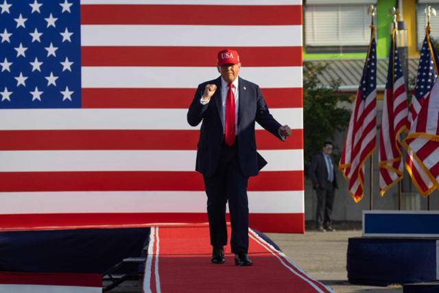 도널드 트럼프 미국 대통령이 3일 미국 아이오와주 디모인에서 열린 미국 독립기념일(7월 4일) 전야 행사에 참석해 지지자들을 향해 주먹을 들어 보이고 있다. 디모인=AFP 연합뉴스