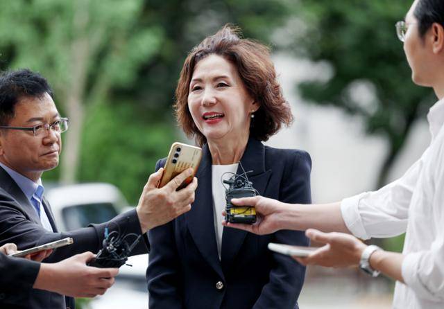 이진숙 부총리 겸 교육부 장관 후보자가 지난달 30일 서울 여의도 한국교육시설안전원에 마련된 인사청문회 준비 사무실로 출근하던 중 취재진 질문에 답하고 있다. 뉴시스