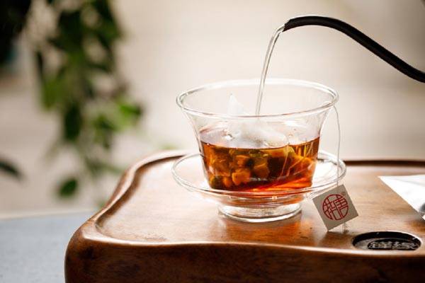 구독자 109만 명을 보유한 유튜브 채널을 운영하고 있는 정세연 한의학 박사가 '물 대신 마시면 안 되는 차'의 네 가지 조건을 소개했다./사진=게티이미지뱅크