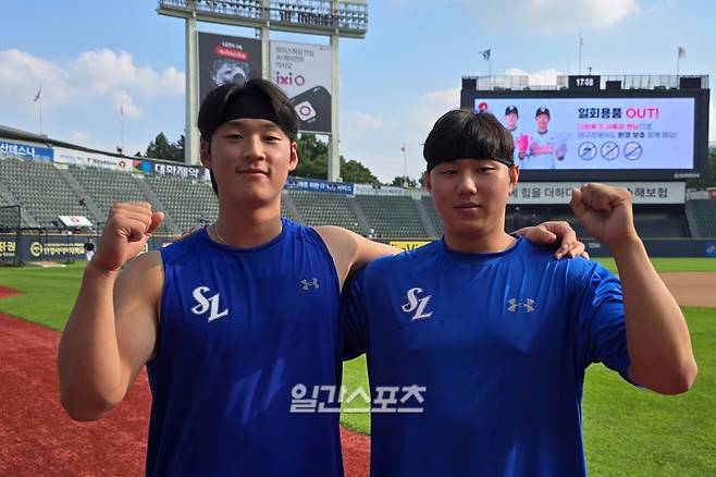 3일 잠실 두산 베어스전을 앞두고 만난 삼성 이호성-배찬승. 잠실=윤승재 기자