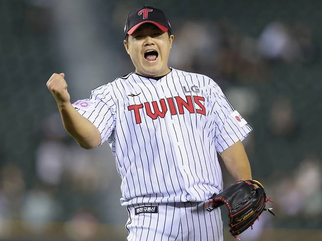 <yonhap photo-7348="">(서울=연합뉴스) 김도훈 기자 = 11일 서울 잠실야구장에서 열린 프로야구 2025 신한 SOL 뱅크 KBO리그 SSG 랜더스와 LG 트윈스의 경기에서 LG 마무리 장현식이 6-4 승리를 확정지은 뒤 기뻐하고 있다. 2025.6.11 superdoo82@yna.co.kr/2025-06-11 21:46:32/ <저작권자 ⓒ 1980-2025 ㈜연합뉴스. 무단 전재 재배포 금지, AI 학습 및 활용 금지></yonhap>