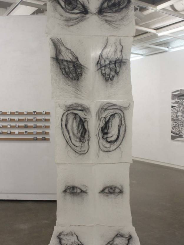 양희윤 作 ‘구멍 엮기’ (2025, 아교물로 굳힌 광목천에 목탄, 안전핀, 가변설치)