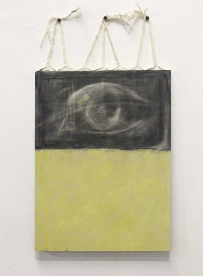 양희윤 作 ‘새의 부리를 가진 당신의 졸린 눈’ (2025, MDF, 천, 파스텔, 목탄, 56x30cm)