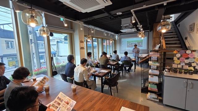 ▲ 제주시청 마을활력과 직원들과 워킹그룹 관계자들이 최근 원주시를 방문, 원주 마을공동체 우수사례인 ‘역마르뜨 공동체’가 조성한 마을 거점 공간 ‘컨시어지’를 견학했다.