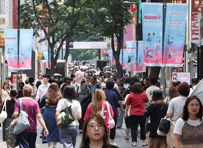 민생회복 소비쿠폰은 지역사랑상품권 사용처와 동일한 ‘연 매출이 30억원 이하인 사업장’을 사용처로 하는 방안이 거론된다. 서울 명동 거리. 사진=연합뉴스