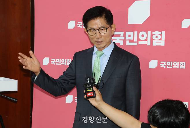 국민의힘 대선 후보였던 김문수 전 고용노동부 장관이 4일 송언석 국민의힘 비상대책위원장 겸 원내대표를 방문하고 나와 기자들 질문에 답하고 있다. 박민규 선임기자