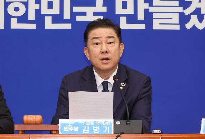 Rep. Kim Byung-kee, the Democratic Party of Korea's floor leader, speaks at a meeting Friday. Yonhap