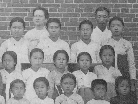 아래서 두번째 줄, 왼쪽에서 세번째에 있는 인물이 유관순 열사로 추정된다. 충남역사문화연구원 제공