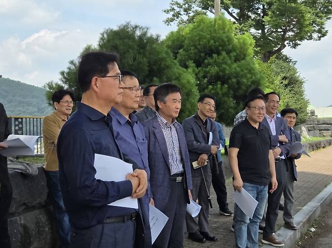 공주 기독교 유적을 찾은 한국교회총연합 총무단이 서만철 한국선교유적연구회장의 설명을 경청하고 있다.