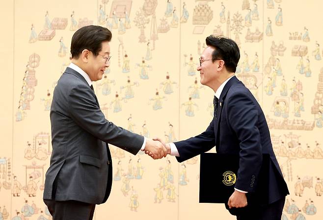 이재명 대통령이 4일 용산 대통령실에서 김민석 국무총리에게 임명장을 수여한 후 악수하고 있다. 연합