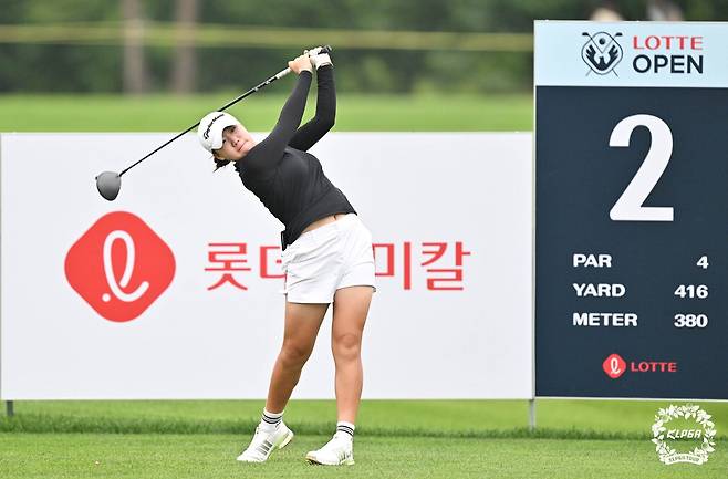 안윤주가 4일 롯데오픈 2라운드 2번홀에서 티샷한 공을 바라보고 있다. KLPGA