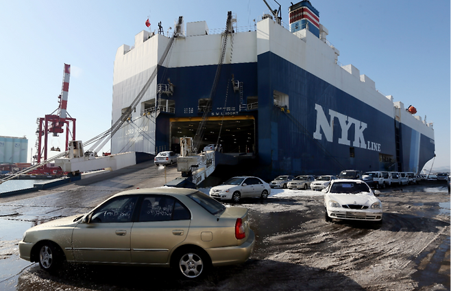 인천시 중구 인천항에 리비아, 요르단 등으로 수출되는 중고차들이 선박에 실리고 있다. (연합뉴스)
