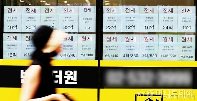 (서울=뉴스1) 황기선 기자 = 1일 서울 시내의 한 공인중개사무소에 전·월세 안내문이 붙여져 있다. 이날 한국부동산원에 따르면 6월 23일 기준 서울 아파트 매매가격은 전주 대비 0.43% 상승했다. 이는 2018년 9월 둘째 주(0.45%) 이후 6년 9개월 만에 가장 높은 주간 상승률로 집값 급등기였던 2020년보다도 큰 오름폭이다. 2025.7.1/뉴스1 Copyright (C) 뉴스1. All rights reserved. 무단 전재 및 재배포, AI학습 이용 금지. /사진=(서울=뉴스1) 황기선 기자
