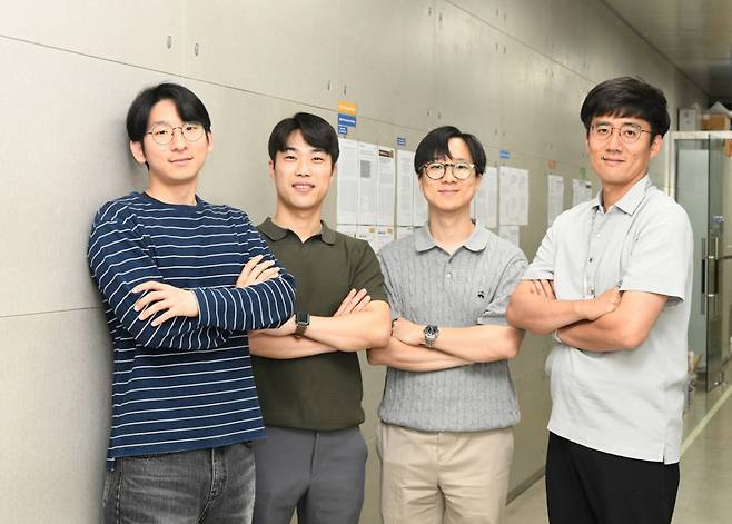 한국표준과학연구원 길이형상측정그룹. 온윤권 학생연구원, 김대희 선임연구원, 장윤수 선임연구원, 엄성훈 선임기술원 (왼쪽부터) /사진=한국표준과학연구원