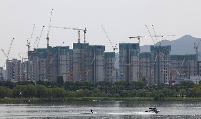 한국건설산업연구원은 중소 건설기업의 경영정상화와 지속 가능한 성장을 위해 M&A 활성화를 지원하는 정부 차원의 정책 지원이 필요함을 주장했다. 사진은 서울 용산구 한강시민공원에서 바라본 아파트 건설현장 모습. /사진=뉴시스