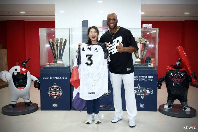 175호 홈런볼 습득자 명성희 씨와 멜 로하스 주니어./KT 위즈