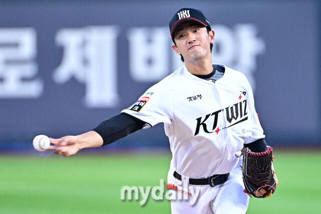 3일 경기도 수원 KT위즈파크에서 열린 '2025 신한 SOL BANK KBO리그' 키움 히어로즈와 KT 위즈 경기. KT 선발 고영표가 힘차게 투구하고 있다./수원=한혁승 기자