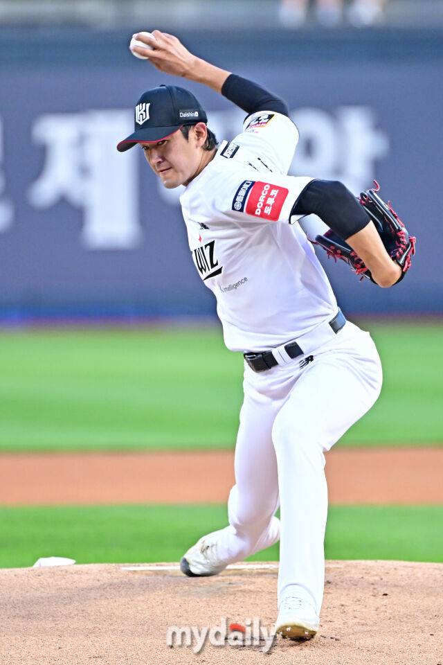 3일 경기도 수원 KT위즈파크에서 열린 '2025 신한 SOL BANK KBO리그' 키움 히어로즈와 KT 위즈 경기. KT 선발 고영표가 힘차게 투구하고 있다./수원=한혁승 기자