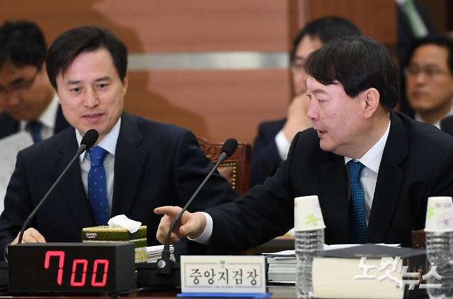 조은석 특검(왼쪽)과 윤석열 전 대통령. 지난 2017년 10월 23일 오전 서울 서초구 서울고검에서 열린 국회 법제사법위원회의 서울고등검찰청, 서울중앙지방검찰청 등에 대한 국정감사. 당시 조은석 서울고검장, 윤석열 서울중앙지검장. 이한형 기자