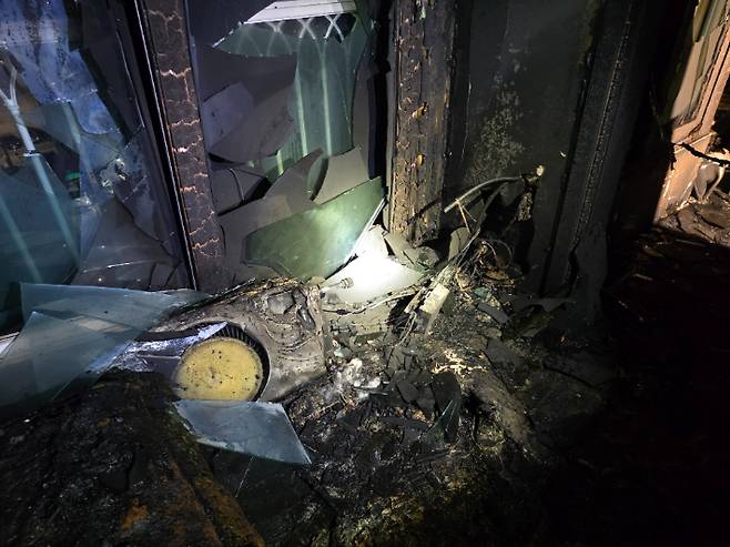 지난 2일 부산 기장군 기장읍의 한 아파트에서 불이 나 내부가 소실된 모습. 부산소방재난본부 제공