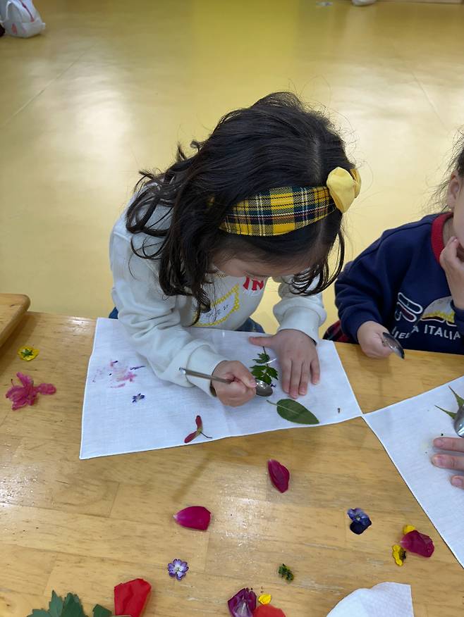 지난 5월 꽃잎으로 염색천 놀이를 하고 있는 아이들. 성동교회 제공