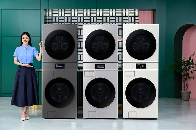 삼성전자 모델이 2025년형 상하 결합형 세탁기∙건조기 ‘비스포크 AI 원바디’ 신제품을 소개하고 있다. 삼성전자 제공