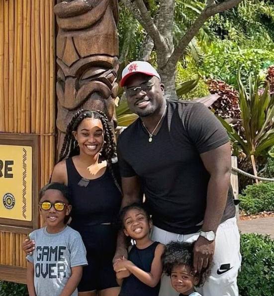 미국 플로리다에 거주하는 베일리 부부는 남편에게 모유 수유를 하는 사연으로 화제를 모았다. 데일리메일 캡처