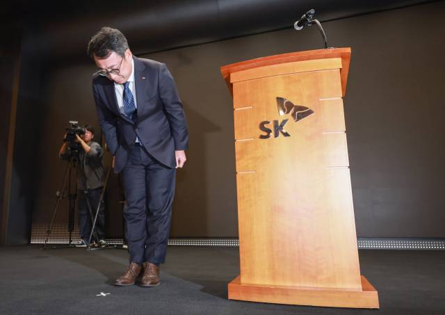 유영상 SK텔레콤 대표이사가 4월 25일 서울 중구 SKT타워 수펙스홀에서 SK텔레콤 이용자 유심(USIM) 정보가 해커 공격으로 유출된 것과 관련해 고개 숙여 사과하고 있다. 연합뉴스