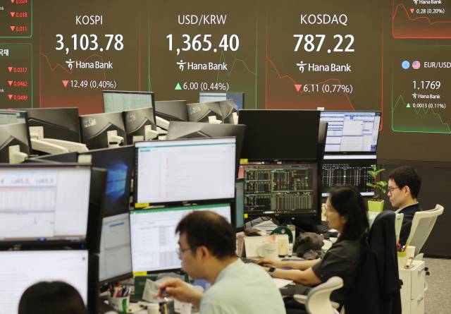 4일 서울 중구 하나은행 본점 딜링룸에서 직원들이 업무를 보고 있다. 연합뉴스
