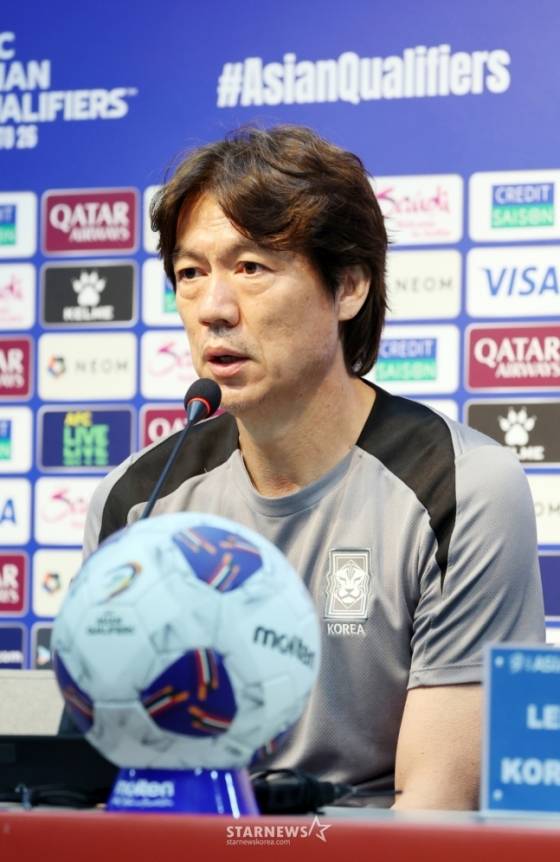 홍명보 한국 축구대표팀 감독이 쿠웨이트와 '2026 국제축구연맹(FIFA) 북중미 월드컵' 아시아 3차 예선 조별리그 B조 최종 10차전 사전 기자회견에서 취재진 질문에 답하고 있다. /사진=강영조 선임기자