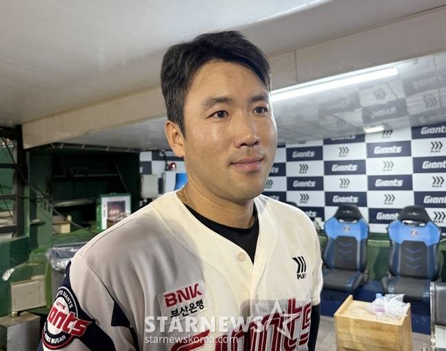 롯데 전준우가 취재진과 인터뷰를 하고 있다. /사진=양정웅 기자