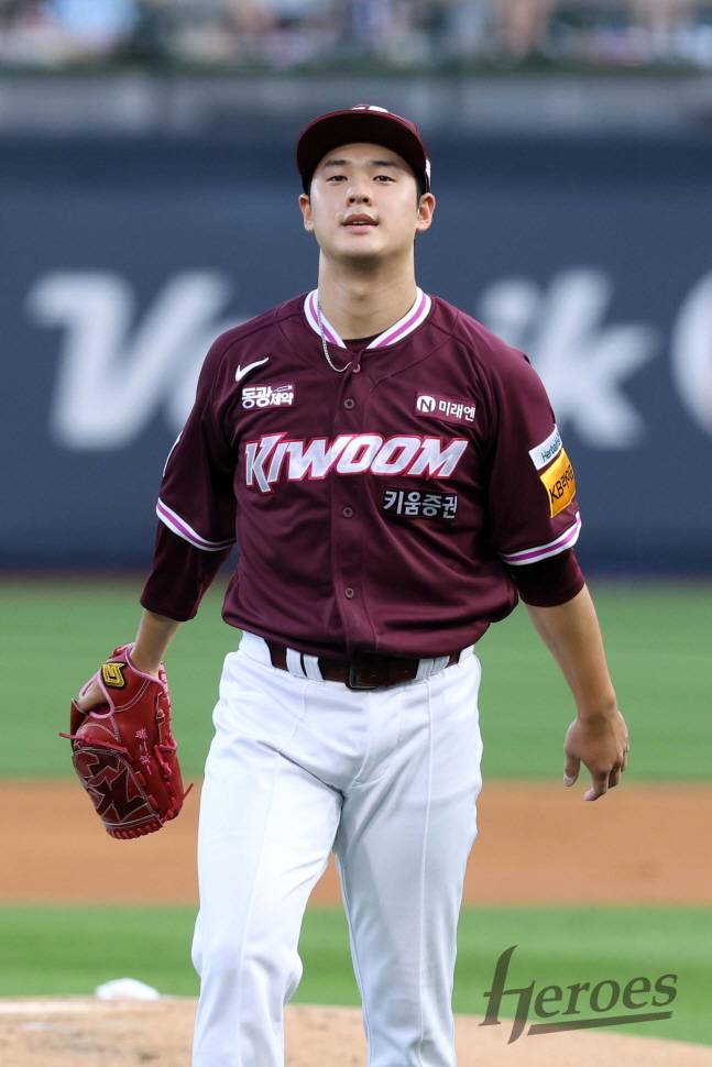 키움 정현우가 3일 KT전에 선발 등판해 진땀을 흘리고 있다. /사진=키움 히어로즈 제공