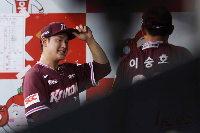 정현우(왼쪽)가 더그아웃에서 이승호 투수 코치에게 조언은 듣고 있다. /사진=키움 히어로즈 제공