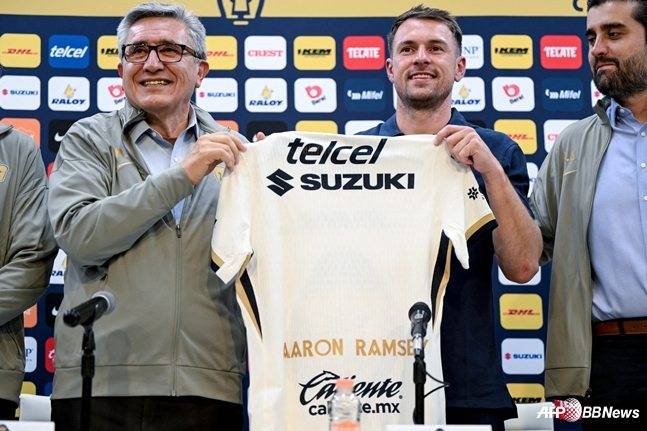 아론 램지(오른쪽에서 두 번째)가 유니폼을 들어 보이고 있다. /AFPBBNews=뉴스1